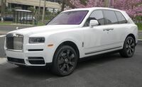 2019 Rolls-Royce Cullinan in Arctic White, front left.jpg