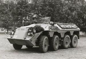 Een DAF YP 408 8x6-pantserwielvoertuig, hier in de uitvoering pantser wiel infanterie (PWI-S-Gr), met een .50 inch-mitrailleur (2044 061171).jpg