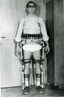 Član tima sa aktivnim egzoskeletom, 1972. godine.jpg