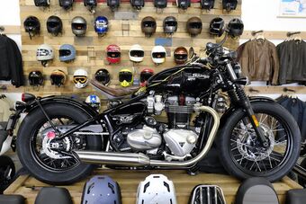 Triumph Bobber 2017 black side.jpg