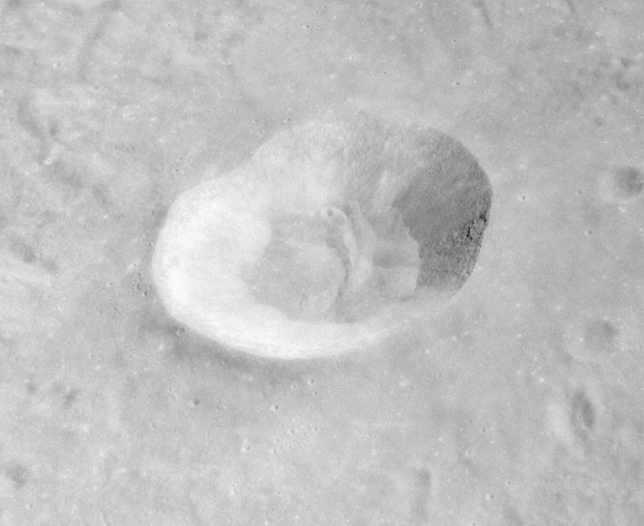 File:Alfraganus crater AS16-M-1392.jpg