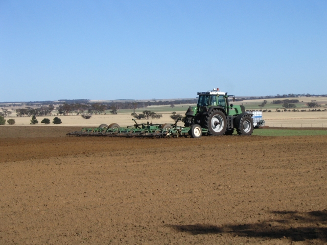 File:Fendt Tractor Ripping up Kulin.jpg