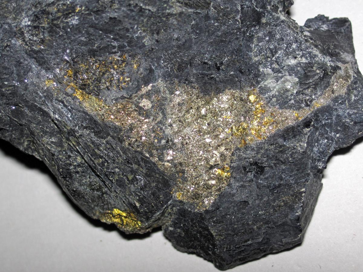 File:Platinum-palladium ore, Stillwater mine MT.JPG - HandWiki