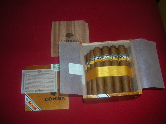 File:A slide lid box of Cohiba Robustos.jpg