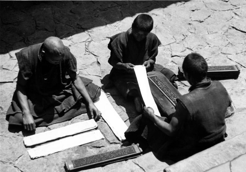 File:Tibetan Buddhist manuscripts handmade with woodblock printing method by Tibetan buddhist monks of Tashilhunpo, Shigatse, Tibet in 1938, from- Bundesarchiv Bild 135-S-17-08-05, Tibetexpedition, Mönche, Buchdruck (cropped).jpg