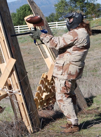 File:Woman with Spyder-like paintball marker participating in paintball match.jpg