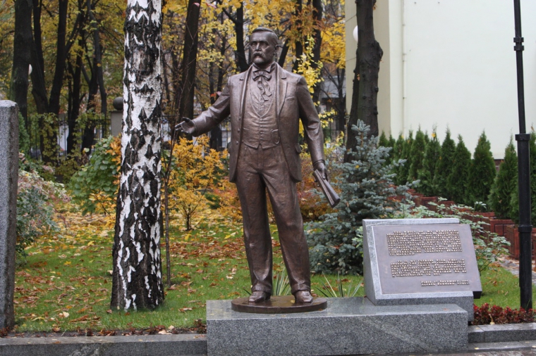 File:The monument to Alfred Nobel at the memorial park Alfred Nobel Planet.jpg