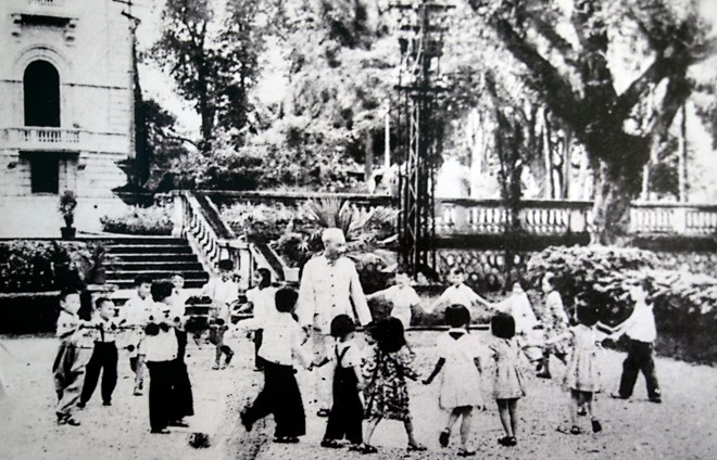 File:Ho-chi-Minh with children (7).jpg