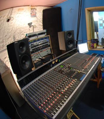File:Allen & Heath GS3000 mixing console in The Furnace residential recording studio.jpg