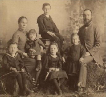 File:James McLauchlan family 1889.jpg