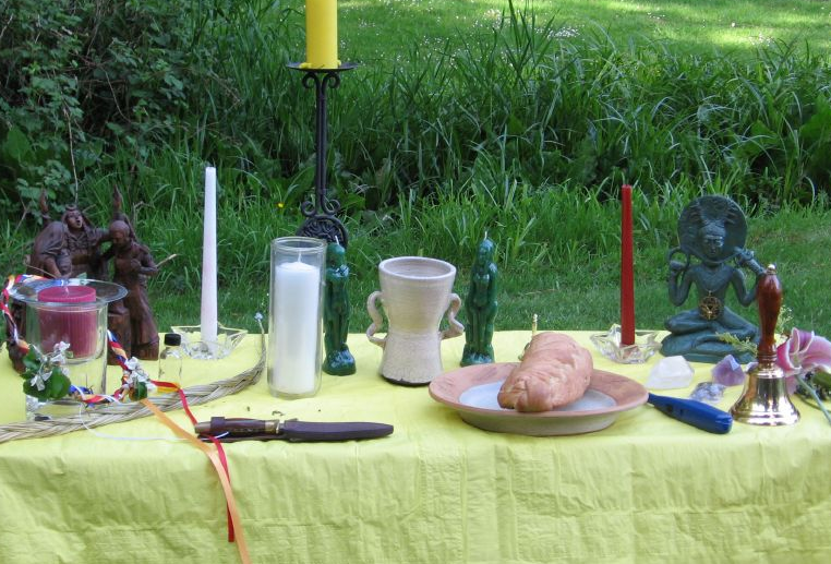 File:Wiccan altar (1).PNG