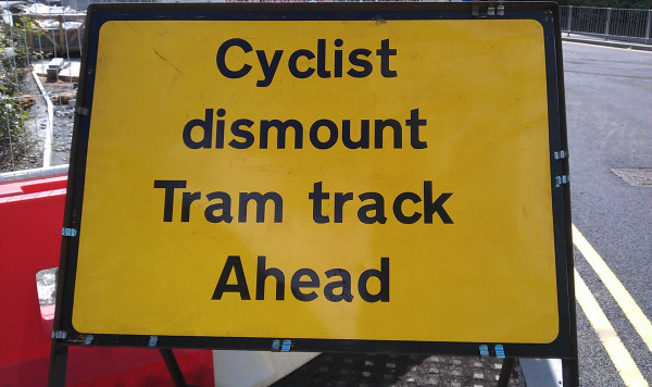 File:Midland Metro - Cyclist dismount sign - Andy Mabbett.jpg