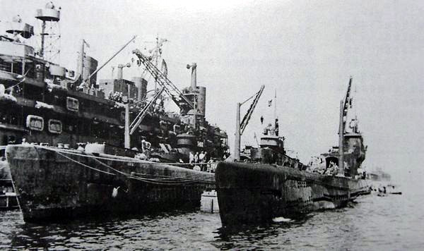 File:Japanese submarine I-14 in 1945.jpg