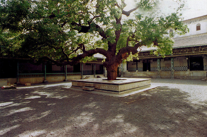 File:Courtyard of Dada Khachar's darbar in Gadhada.jpg