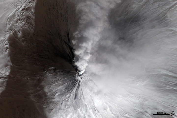 File:Lava and Snow on Klyuchevskaya Volcano 2010-02-13.jpg