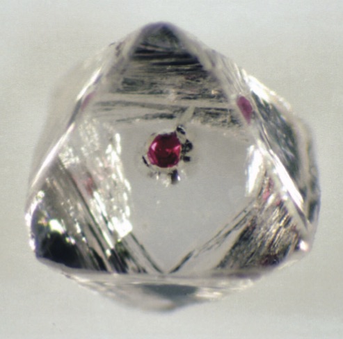 File:Garnet inclusion in diamond.jpg
