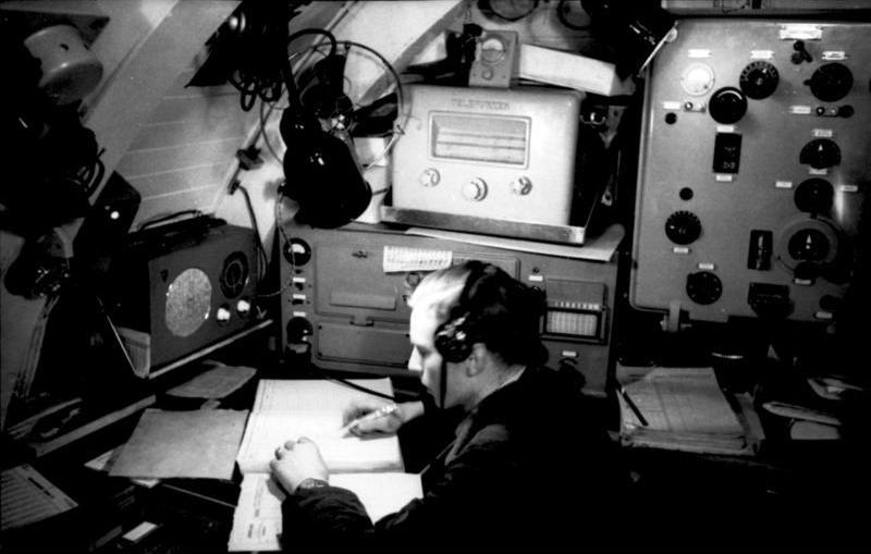 File:Bundesarchiv Bild 101II-MW-4222-01A, "Enigma" auf U-Boot U-124.jpg