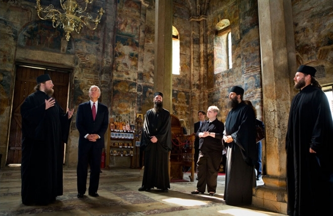 File:Joe Biden on a tour of the Decani Monastery 2009.jpg