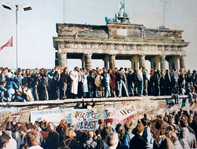 File:West and East Germans at the Brandenburg Gate in 1989.jpg