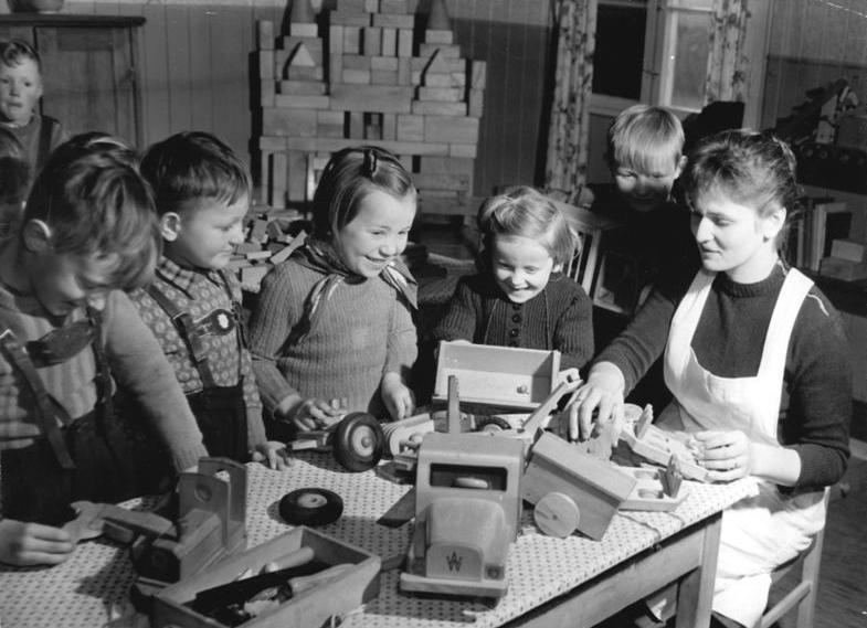 File:Bundesarchiv Bild 183-41637-0004, Boldekow, Blick in den Kindergarten.jpg
