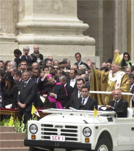File:Benedikt XVI im Papamobil.jpg