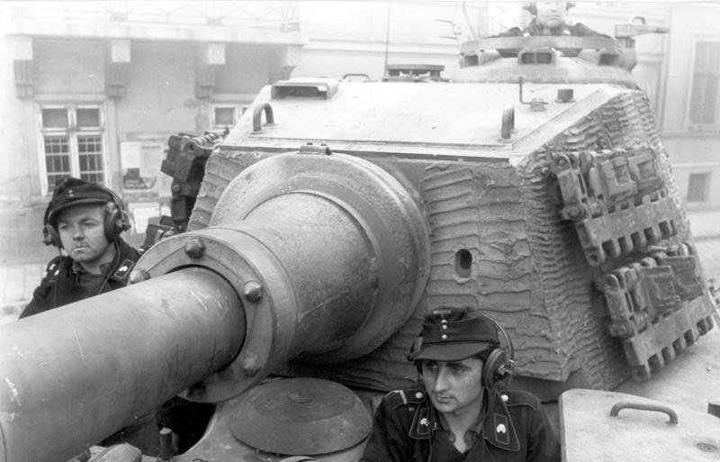 File:Bundesarchiv Bild 101I-680-8282A-09, Budapest, Panzersoldaten in Panzer VI (Tiger II).jpg