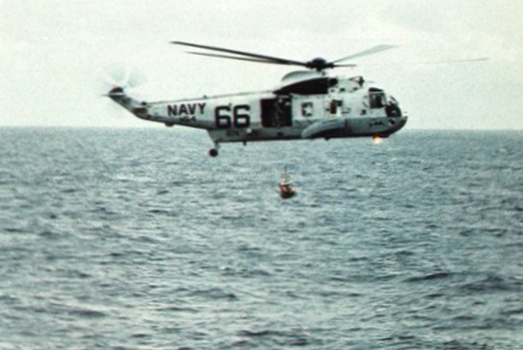 File:SH-3D Sea King of HS-4 recovers Apollo 11 astronaut on 24 July 1969.jpg