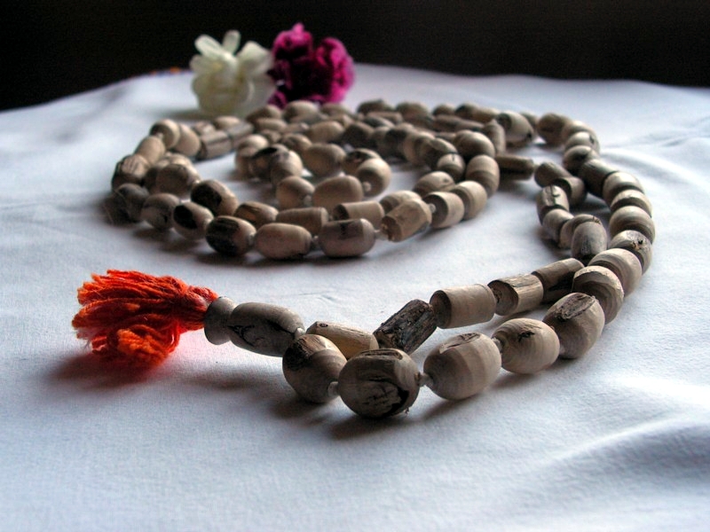 File:Japa mala (prayer beads) of Tulasi wood with 108 beads - 20040101-01.jpg
