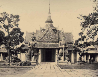 File:Khun Sunthornsathitsalak - Entrance of Tchang temple, Wat Arun.jpg