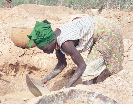File:Guinea Siguiri miner woman.jpg