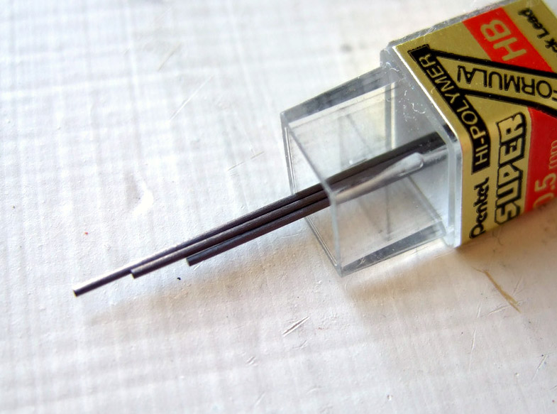 File:Mechanical pencil lead spilling out 051907.jpg