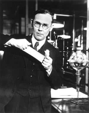 File:Wallace Carothers, in the lab.jpg