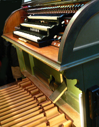File:Salemer Münster Orgel Spieltisch und Pedal.jpg