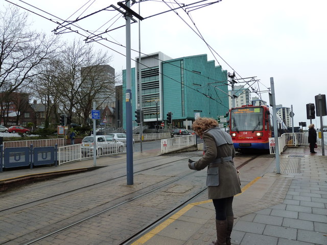 File:Tram approaching the University of Sheffield stop - geograph.org.uk - 3081401.jpg