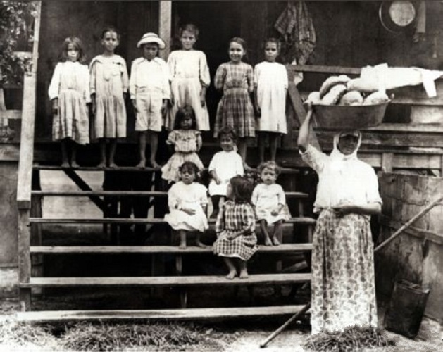 File:Portuguese immigrant family in Hawaii during the 19th century.jpg