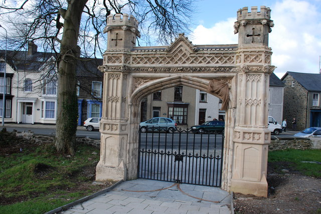 File:Restored gateway to St Mary's Church Tremadog - geograph.org.uk - 369467.jpg