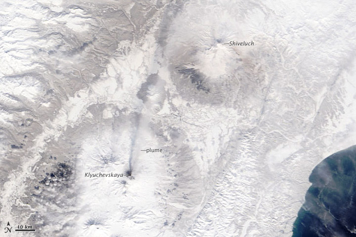 File:Lava and Snow on Klyuchevskaya Volcano 2010-04-07.jpg