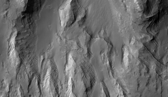 File:Gale crater layers.JPG