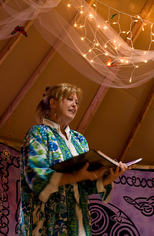File:Wiccan priestess preaching, USA.PNG
