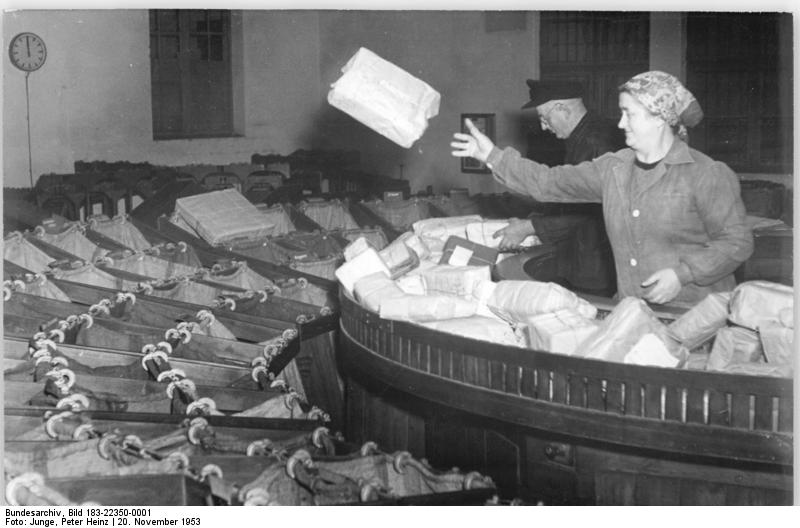 File:Bundesarchiv Bild 183-22350-0001, Berlin, Postamt O 17, Päckchenverteilung.jpg