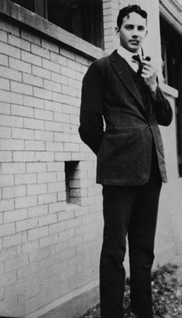 File:Thomas Wolfe standing outside Vance Hall at the University of North Carolina, 1920.jpg
