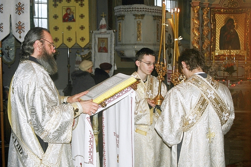 File:4 Sanok, trikirion and dikirion, being held by subdeacons during the blessing of holy water.jpg