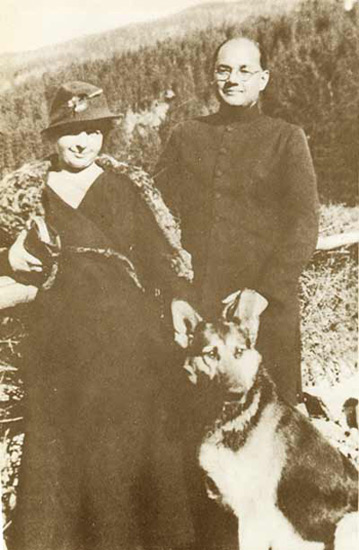 File:Subhas Chandra Bose and Wife Emilie Shenkl with German Shephard - 1937.jpg