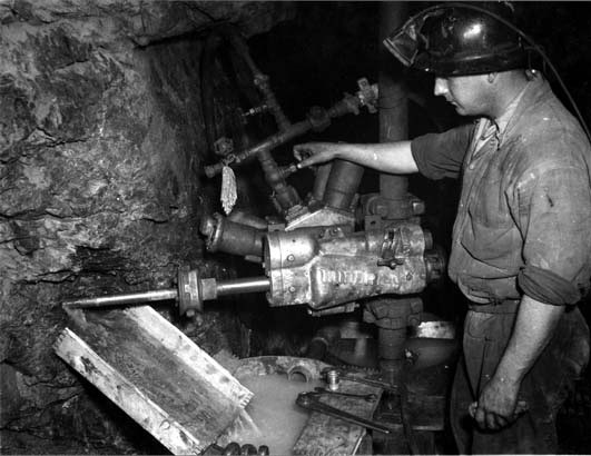 File:Associated Gold Mine Kalgoorlie 1951.jpg