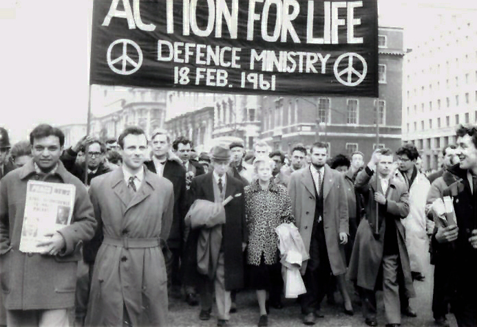 File:Bertrand Russell leads anti-nuclear march in London, Feb 1961.jpg