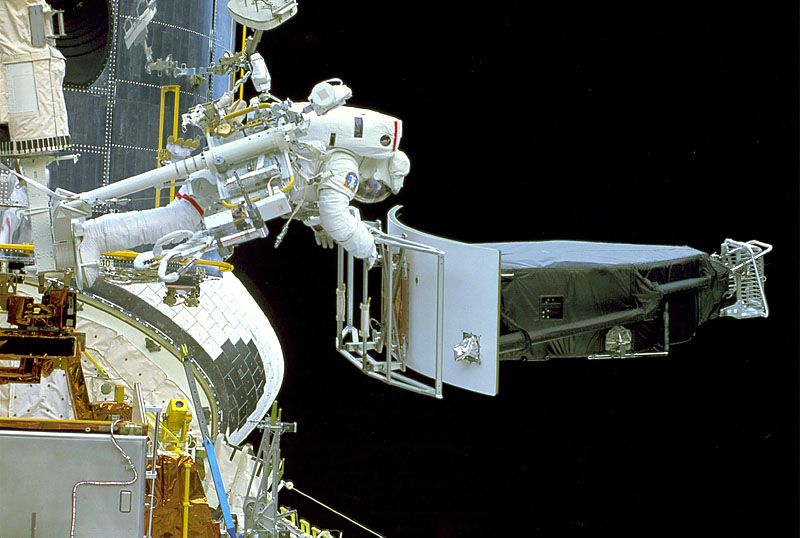 File:Astronaut Hoffman held the Hubble Space Telescope WF PC1 during the STS-61 mission 15 lg web.jpg