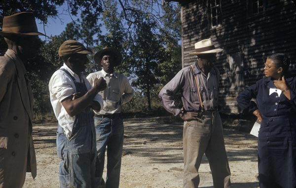 File:Tuskegee-syphilis-study subjects-talking-to-nurse-eunice-rivers.jpg