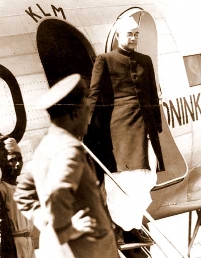 File:Subhas Chandra Bose arrives at Dum Dum aerodrome.jpg