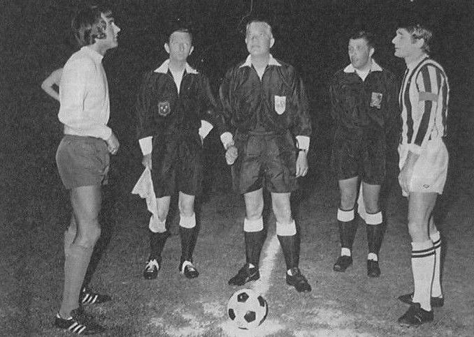 File:1970 Anglo-Italian Cup - Juventus v Sheffield Weds - Coin toss.jpg