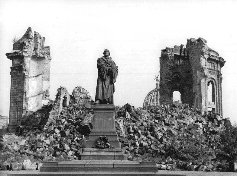 File:Bundesarchiv Bild 183-60015-0002, Dresden, Denkmal Martin Luther, Frauenkirche, Ruine.jpg